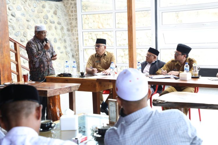 Penjabat Bupati Aceh Utara Azwardi, AP, MSi, menggelar rapat khusus dengan para Imum Mukim untuk menampung aspirasi dan berbagai isu yang berkembang terkait dengan manajerial Imum Mukim