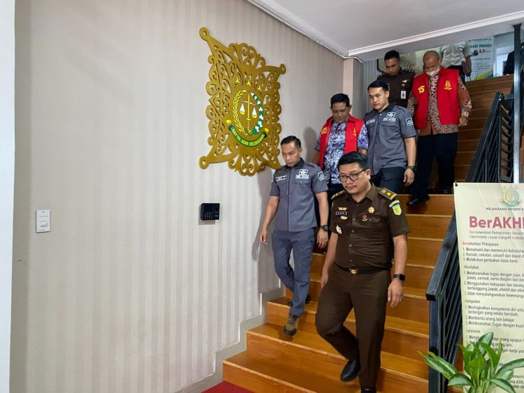 Serah terima tanggungjawab tersangka dan barang bukti (Tahap II) dalam perkara korupsi atas nama tersangka FS dan AF, dalam perkara dugaan tindak pidana korupsi kegiatan pembebasan lahan untuk pengembangan lahan TPA Lhok Batee, Cot Abeuk, Kecamatan Sukajaya, Kota Sabang Tahun Anggaran 2020