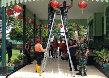 Pengurus Klenteng Hok Tek Bio, PMI, RAPI, PRAMULI, Baznas, RIF (Relawan Ittihadul Falah) nampak mulai memasang ornamen bernuansa Imlek seperti lampion maupun lainnya di lingkungan Kodim 0702/Purbalingga