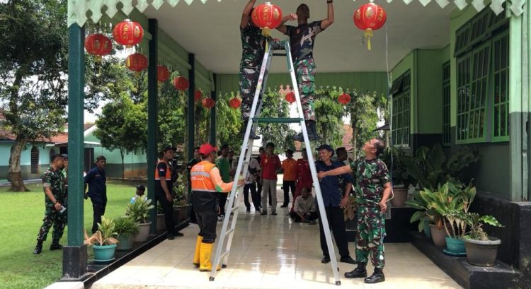 Pengurus Klenteng Hok Tek Bio, PMI, RAPI, PRAMULI, Baznas, RIF (Relawan Ittihadul Falah) nampak mulai memasang ornamen bernuansa Imlek seperti lampion maupun lainnya di lingkungan Kodim 0702/Purbalingga
