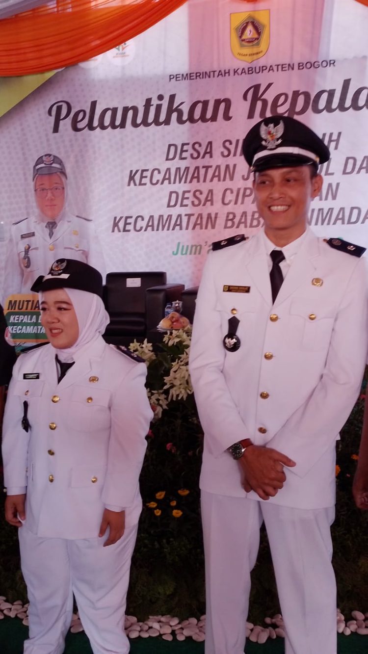 Sesi foto bersama usai pelantikan Kepala Desa Sirnagalih Mutiara Iqlima dan Kepala Desa  Cipambuan Dadang Darajat (foto : MP/RH)