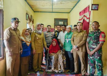Pj Bupati Nagan Raya, Fitriany Farhas, AP. S.Sos.,M.Si, jenguk warga penderita lumpuh di Gampong Seumambek