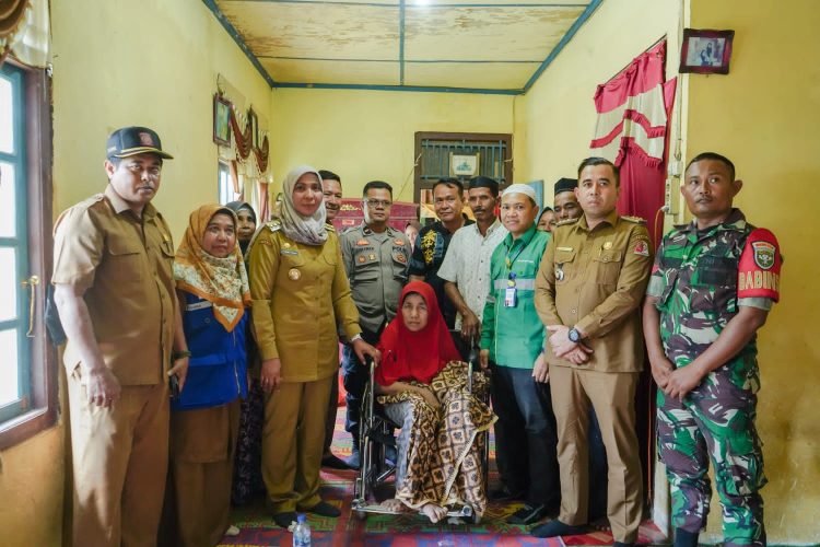 Pj Bupati Nagan Raya, Fitriany Farhas, AP. S.Sos.,M.Si, jenguk warga penderita lumpuh di Gampong Seumambek