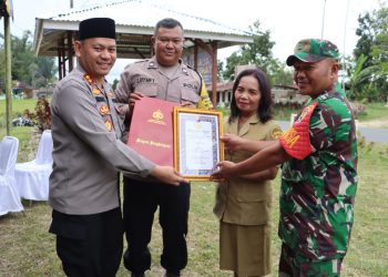 Kapolres Dairi AKBP Wahyudi Rahman, SH, S.I.K, MM menyerahkan Piagam Penghargaan Atas keberhasilan Tiga Pilar yang diraih oleh desa Kalang Simbara