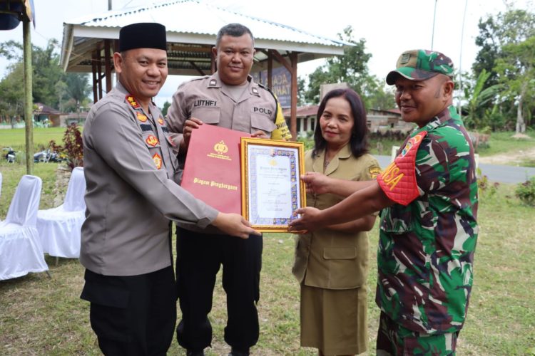 Kapolres Dairi AKBP Wahyudi Rahman, SH, S.I.K, MM menyerahkan Piagam Penghargaan Atas keberhasilan Tiga Pilar yang diraih oleh desa Kalang Simbara