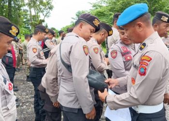 Propam Polresta Manado cek personil yang melakukan pengamanan untuk tidak membawa senjata Api