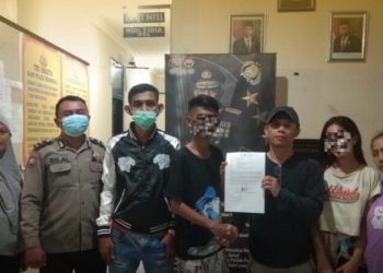 Personil Polsek Singkil Polresta Manado yang melaksanakan mediasi permasalahan warga pada Selasa, (10/1/2023)
