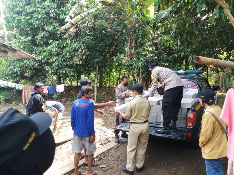 Polsek Pengadegan melaksanakan kegiatan sosial pemberian bantuan material pembuatan jamban bagi warga kurang mampu