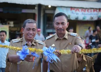 Bupati Wajo dan Wakil Bupati Wajo, Amran Mahmud-Amran, menjadikan perbaikan dan pembangunan infrastruktur jalan sebagai program prioritas