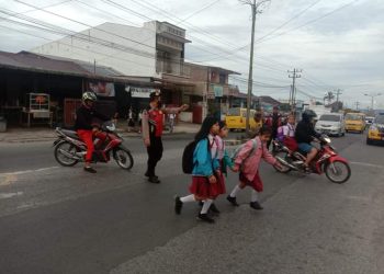 Sat Samapta Polres Dairi dibawah pimpinan Kasat Samapta Polres Dairi Akp Tugono, S.H melaksanankan kegiatan Strong Point/penjagaan dan Pengaturan Lalu Lintas Pagi Hari