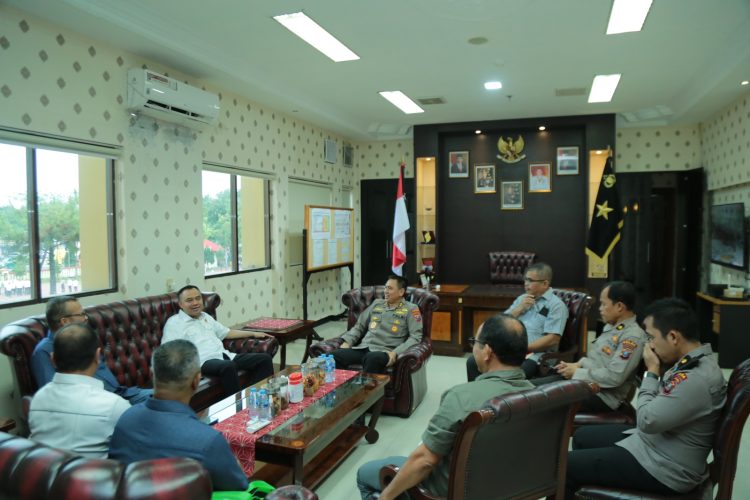 Wakapolda Sumut Irjen Pol.Dr.Dadang Hartanto S.IK.M.Si berbincang dengan Ketua PWI Sumut yang juga Ketua SPS H.Farianda Putra Sinik SE dan rombongan di ruang kerjanya, Mapolda Sumut, Rabu (11/1/23). (Foto Dok/ Polda Sumut)