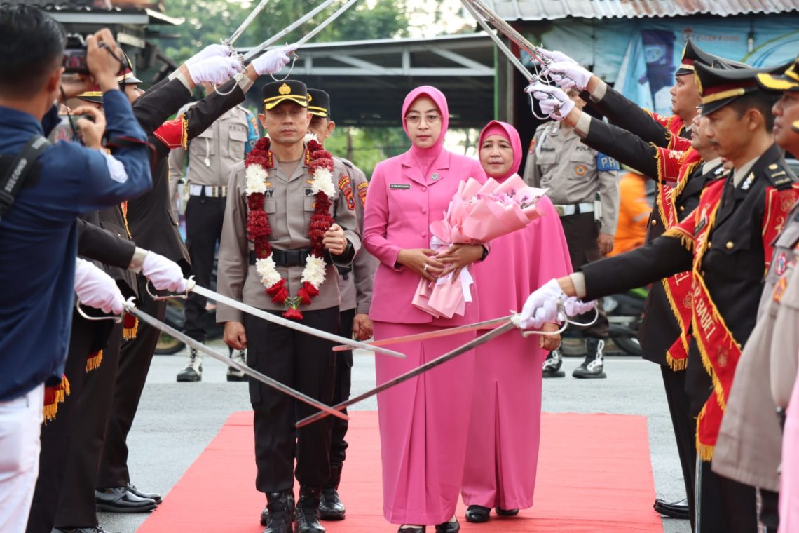 Polresta Pangkalpinang Menggelar upacara Farewell Parade, serah terima jabatan Kapolresta Pangkalpinang dari AKBP Dwi Budi Murtiono, S.I.K M.H Kepada KBP Gatot Yulianto, S.I.K M.HP