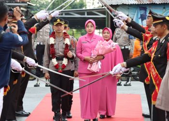 Polresta Pangkalpinang Menggelar upacara Farewell Parade, serah terima jabatan Kapolresta Pangkalpinang dari AKBP Dwi Budi Murtiono, S.I.K M.H Kepada KBP Gatot Yulianto, S.I.K M.HP