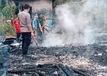 Gerak cepat bersama anggota Polsek Simpang Teritip jajaran Polres Bangka Barat mendatangi lokasi kebakaran sebuah rumah