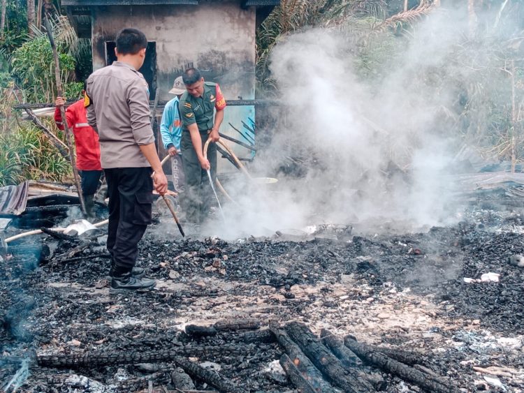 Gerak cepat bersama anggota Polsek Simpang Teritip jajaran Polres Bangka Barat mendatangi lokasi kebakaran sebuah rumah