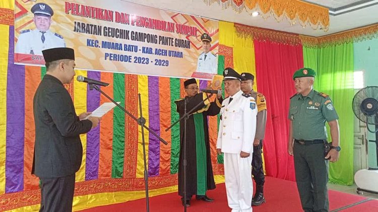 Camat Muara batu melaksanakan pelantikan dan pengambilan sumpah Kepala Desa Pante Gurah periode 2023-2029 yang berlangsung di Aula Kantor Kecamatan Muara Batu