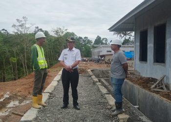 Wakil Bupati Nias Barat pada Rabu 11/01/2023 di lokasi pembangunan RS Pratama Lologolu