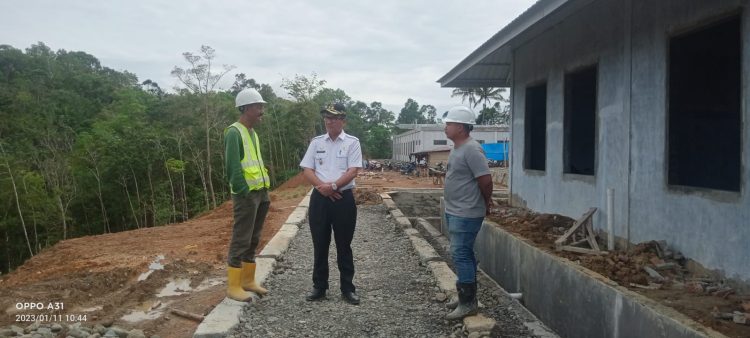 Wakil Bupati Nias Barat pada Rabu 11/01/2023 di lokasi pembangunan RS Pratama Lologolu