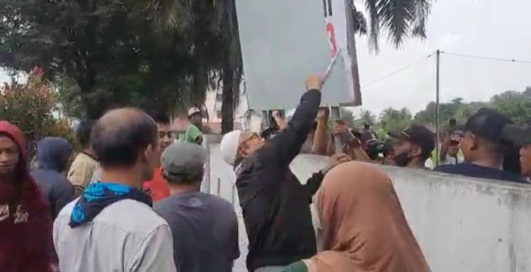 Plang bertuliskan asset PTPN2 dicat oleh warga penghuni rumah dinas Lapangan Garuda, Rabu (11/1/23). (Foto Dok/ Humas PTPN 2)