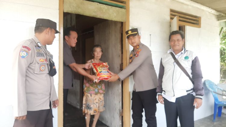 Kegiatan Baksos pemberian beras kepada masyarakat desa Deniang kecamatan Riau Silip Kabupaten Bangka
