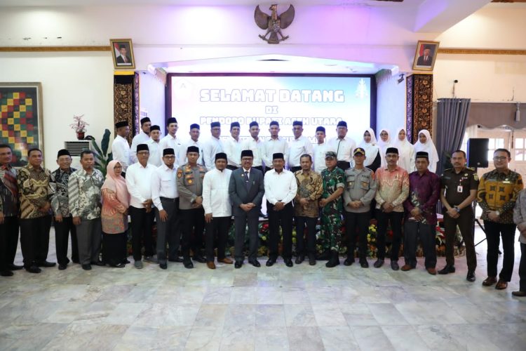 Penjabat Bupati Aceh Utara Azwardi, AP, MSi, melantik dan mengambil sumpah Pengurus Majelis Pendidikan Daerah (MPD) Kabupaten Aceh Utara
