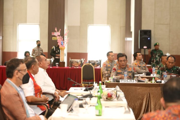 Kapolda Sumut, Irjen Pol RZ Panca Putra Simanjuntak rapat kerja bersama Kemenpora, Kemenparekrap, Pemprov Sumut, Kodam I Bukit Barisan serta Pemerintah Daerah Kabupaten Toba dalam menyukseskan event Internasional Kejuaraan Dunia Perahu Motor Formula (F1H20) Danau Toba di Hotel Labersa, Kamis (12/1/23). (Foto Dok/ Polda Sumut)
