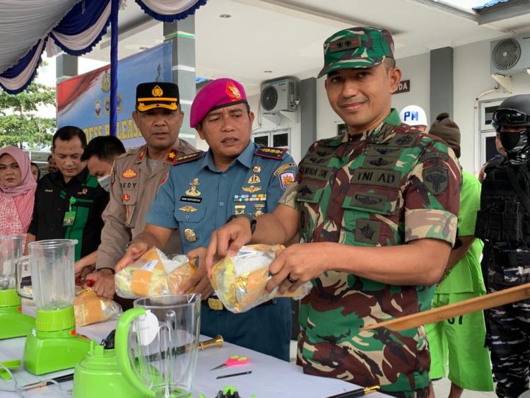 Komandan Kodim (Dandim) 0103/ Aut Letkol Inf Hendrasari Nurhono S.IP., M.IP., menghadiri kegiatan pemusnahan barang bukti Narkoba Jenis sabu seberat 43 Kilogram