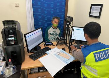 Sat Lantas Polres Bangka Barat berikan pelayanan sim kepada masyarakat disabilitas di Kantor Satpas Polres Bangka Barat