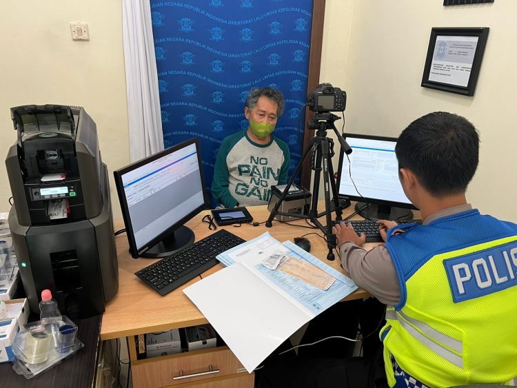 Sat Lantas Polres Bangka Barat berikan pelayanan sim kepada masyarakat disabilitas di Kantor Satpas Polres Bangka Barat