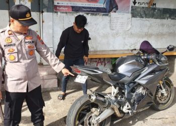 Kapolsek Pineleng Iptu Ronald Sabaja melakukan razia motor yang menggunakan Knalpot Racing di wilayah hukum Polsek Pineleng