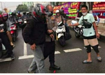 Korban kecelakaan langsung dipapah oleh Irjen Pol A Rachmad Wibowo Kapolda Sumsel ke tepi trotoar untuk diperiksa luka yang dialami