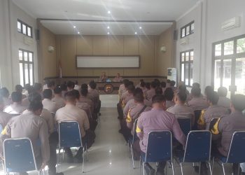 Kapolres Bangka Barat AKBP Catur Prasetiyo SIK saat memberikan arahan dalam kegiatan Analisa Evaluasi (ANEV) Bulanan Kinerja Personel Bhabinkamtibmas Sejajaran Polres Bangka Barat