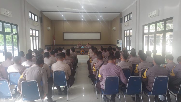 Kapolres Bangka Barat AKBP Catur Prasetiyo SIK saat memberikan arahan dalam kegiatan Analisa Evaluasi (ANEV) Bulanan Kinerja Personel Bhabinkamtibmas Sejajaran Polres Bangka Barat
