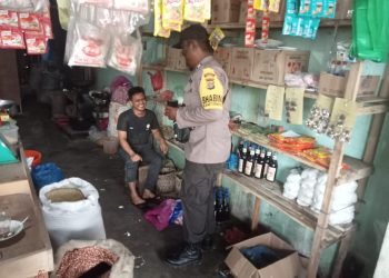 Personel menyambagi para pedagang dan menggali informasi terkait persediaan barang kebutuhan pokok
