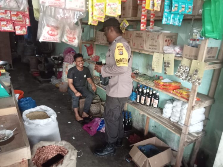 Personel menyambagi para pedagang dan menggali informasi terkait persediaan barang kebutuhan pokok