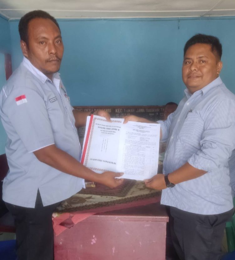 Syahputra Nainggolan mendaftar sebagai Calon Pangulu di Nagori Bah Jambi, Kecamatan Tanah Jawa, Simalungun, Kamis (12/1/2022)