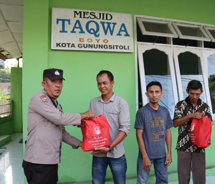 Kepolisian Resor Nias melaksanakan kegiatan “Jumat Curhat” untuk menyampaikan himbauan Kamtibmas dan sekaligus mendengarkan keluhan warga secara langsung