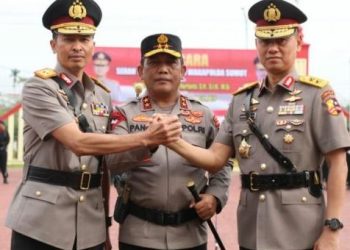 FOTO BERSAMA: Kapolda Sumut, Irjen Pol. RZ. Panca Putra Simanjuntak foto bersama
Irjen Pol. Dadang Hartanto dan Brigjen Pol. Jawari usai serah terima jabatan Wakapolda Sumut di Lapangan KS. Tubun Mapolda Sumut, Jumat (13/1/23). (Foto Dok/ Polda Sumut)