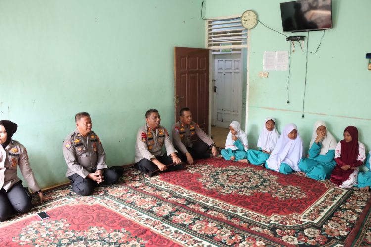 Kapolres Kampar, AKBP Didik Priyo Sambodo, SIK Silaturahmi ke panti asuhan kasih ibu dalam giat jumat Curhat, guna menerima curhatan Masyarakat