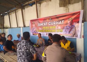 Kapolsek Sidikalang Kota AKP Sukanto Berutu SH melaksanakan kegiatan Jumat Curhat di Loket PAS Jalan Pakpak Sidikalang