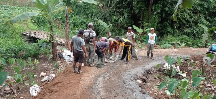 Polsek Pagaralam Utara bersama masyarakat pada Jumat (13/1/23) dengan terjun langsung bersama melakukan gotong royong perbaikan akses menuju perkebunan warga di Kelurahan Dempo Makmur, Kecamatan Pagaralam Utara