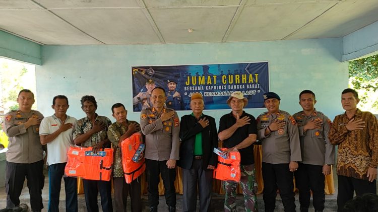 Polres Bangka Barat membagikan bantuan kepada nelayan masyarakat Kundi bersatu berupa life jaket sebanyak 55, dan lampu navigasi sebanyak 55 unit
