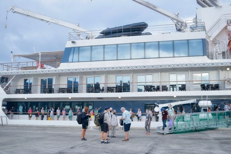 Kapal Pesiar MV. Coral Geographer Singgah di Kota Sabang