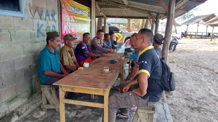 Kegiatan Jumat Curhat Polsek Merawang dilaksanakan di warung Pak Kadus Temberan, Pantai Temberan, Desa Air Anyir Kecamatan Merawang