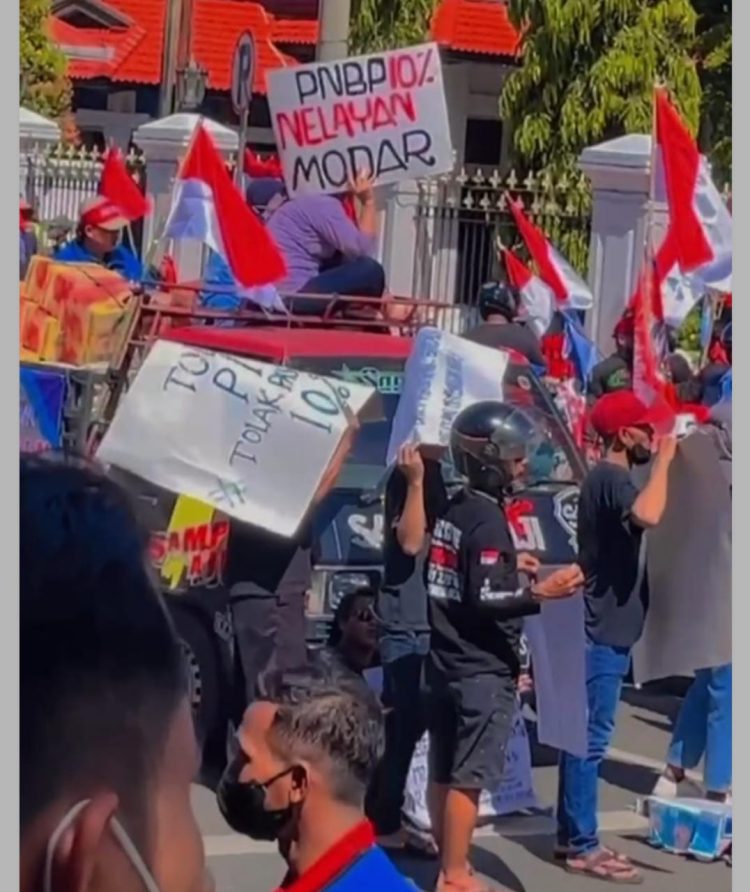 Aksi demo untuk kesekian kalinya guna melakukan penolakan pemberlakuan Penerimaan Negara Bukan Pajak (PNBP) sebesar 10%