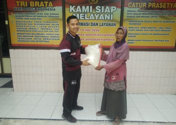 Personel Polsek Dewantara memberikan bantuan berupa sembako kepada warga kurang mampu