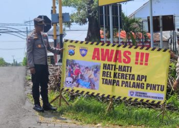 Polres Probolinggo kota melaksanakan kegiatan pemasangan benner himbauan di perlintasan Kereta api tanpa palang Pintu