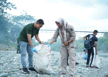 Penjabat (Pj) Bupati Nagan Raya, Fitriany Farhas AP, S.Sos, M.Si melaksanakan pembersihan lokasi wisata dengan cara gotong royong