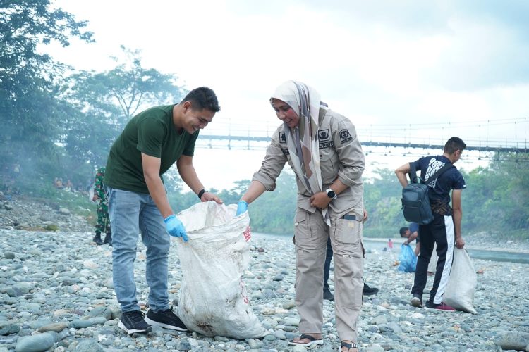 Penjabat (Pj) Bupati Nagan Raya, Fitriany Farhas AP, S.Sos, M.Si melaksanakan pembersihan lokasi wisata dengan cara gotong royong