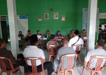 Klarifikasi data administrasi Balon (bakal calon) ke 7 kandidat Kepala Desa Sukajaya Kecamatan Jonggol Kabupaten Bogor oleh Ketua Panitia Pemilihan Bapak E. Ma'mun